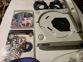 Sega Dreamcast Bundle w/ Games/Controlers/Wires