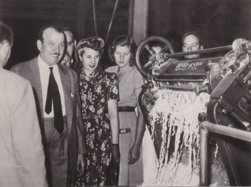 1951 Press Photo Argentina First Lady Eva Peron checks out Factory Conditions