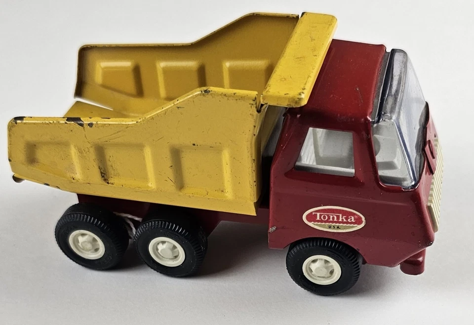 老式 20 世纪 70 年代 5 英寸黄色和红色压钢 Tonka 迷你自卸车 — 第 2/4 张图片