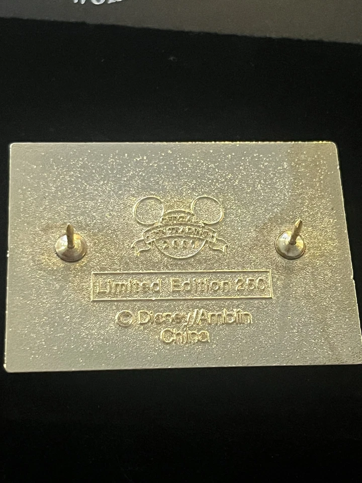 Pin raro Disney Shopping Jessica & Roger casa de Natal para férias LE250 - Imagem 3 de 4