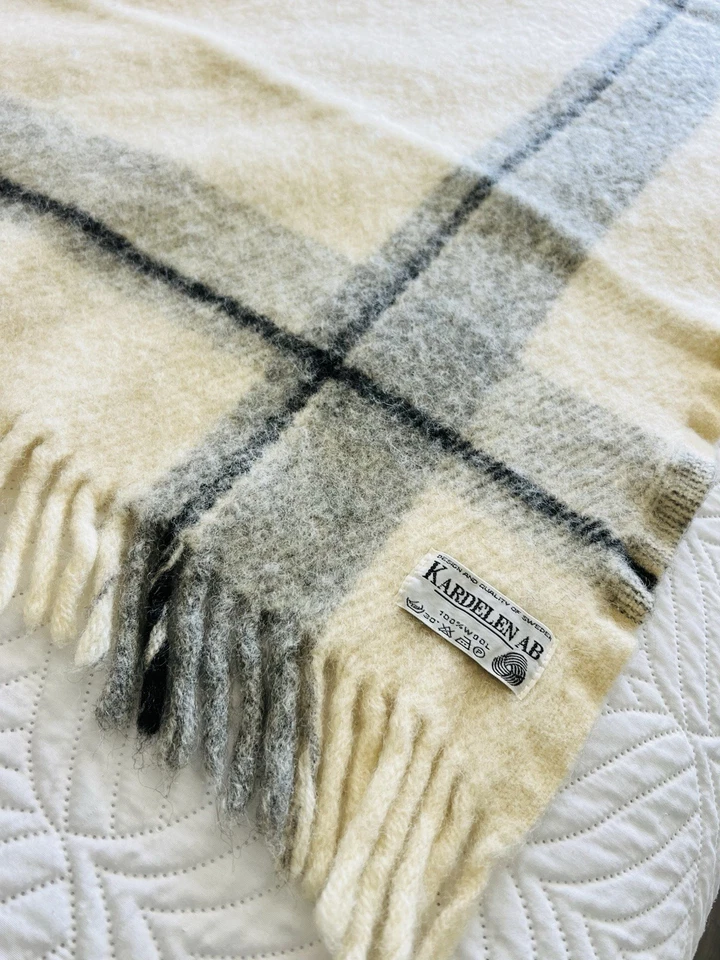 Manta a Cuadros RARA Kardelen AB Suecia 100% Lana Crema, Gris y Negro Foto 2 de 4