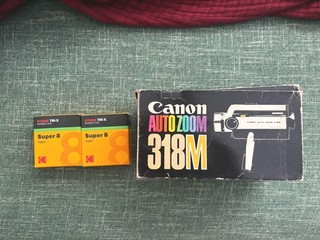Canon Auto Zoom 318M Super 8 fotocamera con custodia e pellicola Kodak Tri X Super 8 7266