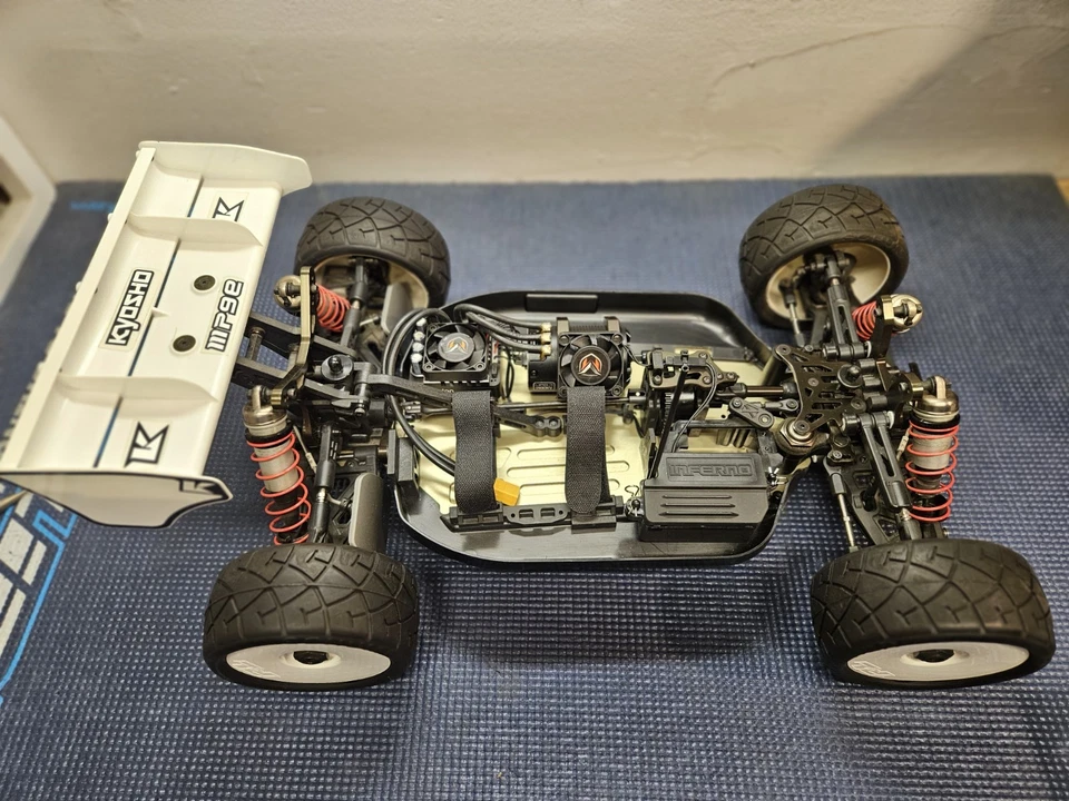 Kyosho Inferno MP9e Evo 1/8 Electric Competition Racing Buggy - Image 3 of 4