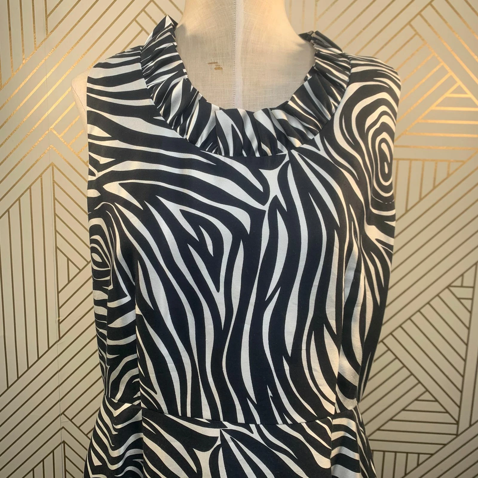 Abito Kate Spade Dyan Woodblock Zebra in seta bianco e nero con volant taglia 10