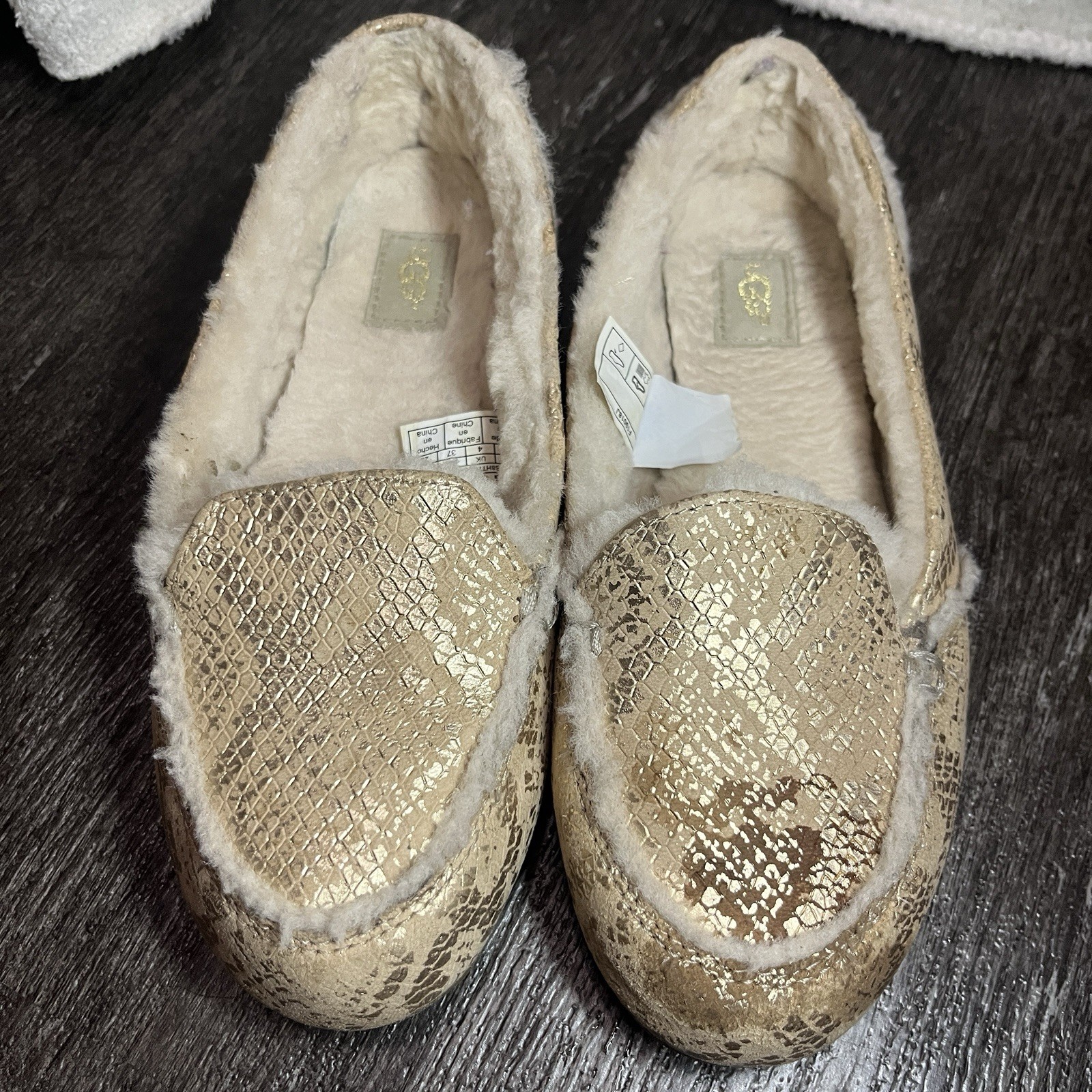 PANTOFOLA D’ORO UGG HAILEY METALLIC SNAKE SCARPE DONNA CAMOSCIO ORO US 6