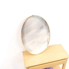 Elegante specchio ovale con cornice dorata