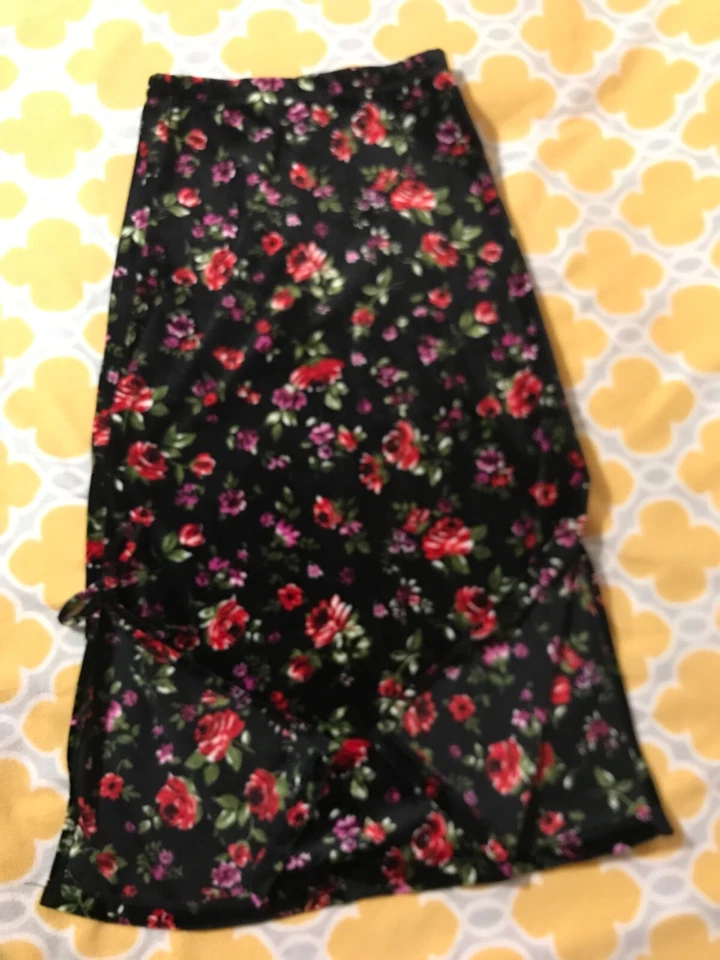 Marca My Michelle, falda larga niña flores rojas, mediana, cintura elástica, negra Foto 2 de 4