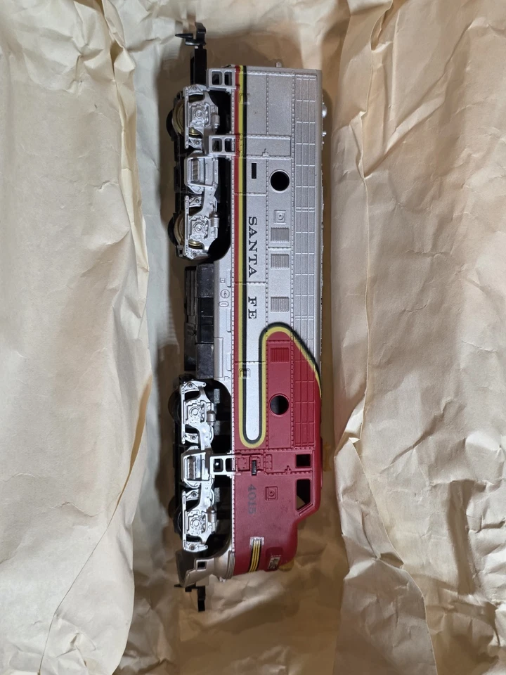 Vintage Atheanrn Santa Fe 4015 Model Train Locomotive Diecast Metal Collectible - Image 4 of 4