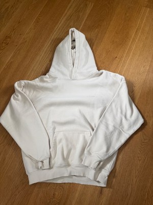 2 Pullover (M und L) und 1 kurze Hose (L)