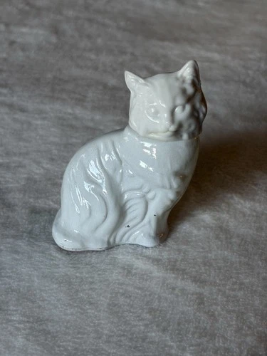 Vintage 1970s Avon White Persian Cat Milk Glass Cologne Empty Bottle Decor 3.5”