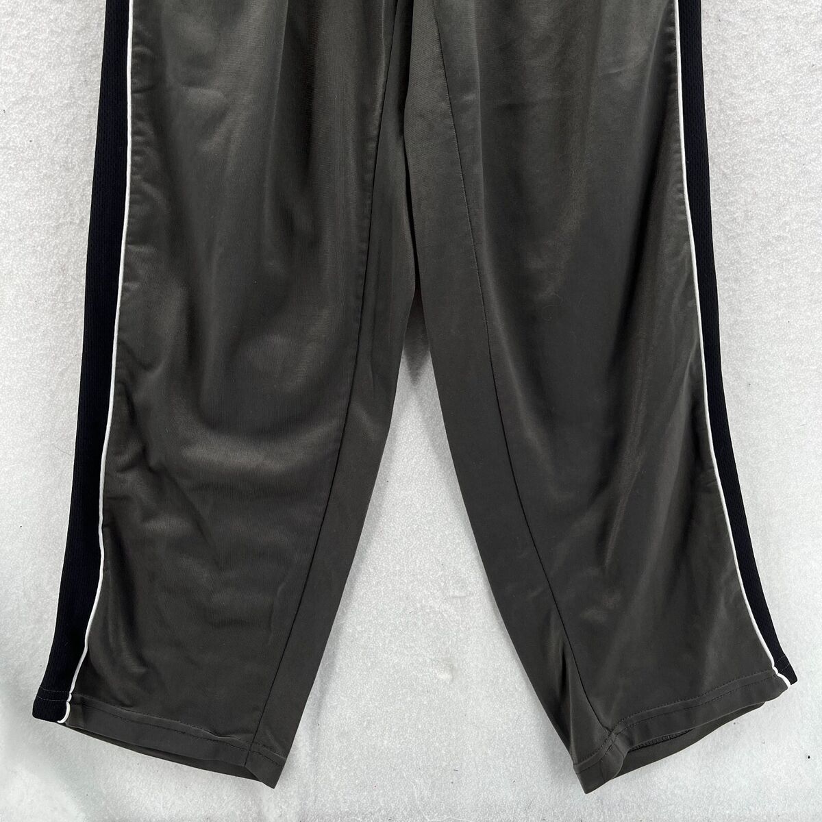 VINTAGE Reebok Track Pants Adult Medium Windbreaker Pants VINTAGE Reebok Track Pants Adult Medium Windbreaker Pants