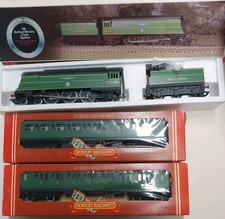 Hornby OO Southern Railway Spitfire 4-6-2 Locomotive And Two SR Carriages!!!