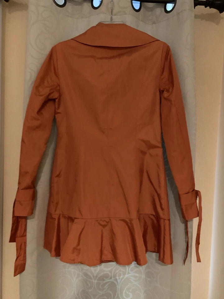 Gabardina Cole Haan talla XS de un solo pecho con volantes de nailon mandarina - SIN CINTURÓN Foto 2 de 4