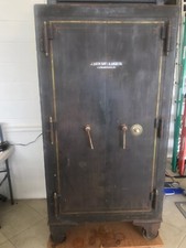 ANTIQUE FLOOR SAFE ON WHEELS