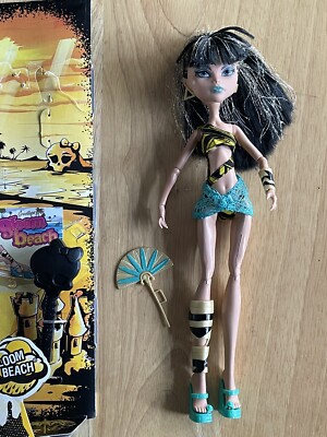 MONSTER HIGH CLEO DE NILE GLOOM BEACH DOLL 2010  w/SOME  ACCESSORIES + CARD