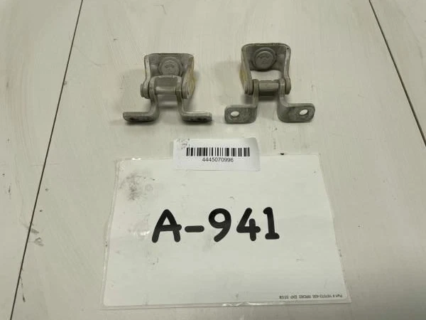 CONJUNTO DE DOBRADIÇA PARA PORTA TRASEIRA VOLKSWAGEN TIGUAN 2009 2011 BRANCO FABRICANTE DE EQUIPAMENTO ORIGINAL+ - Imagem 2 de 4