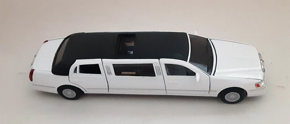 Lincoln Town Car 1999 limusina elástica Kinsmart puertas abiertas traseras escala 1/36 bonita Foto 2 de 4