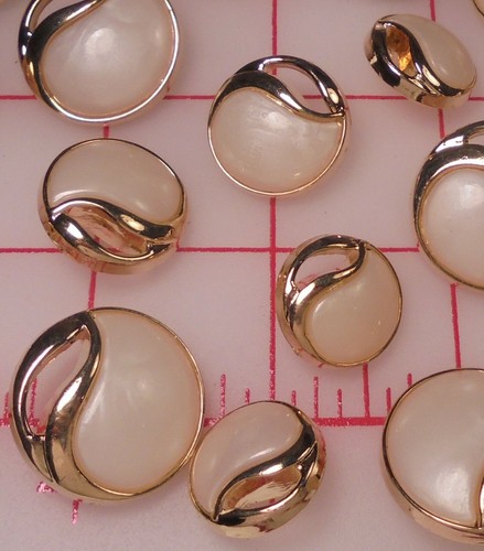 25 LG Gold With Ivory Off White Plastic Shank Buttons 1" Wavy Cutout 25mm #949 - Picture 9 of 12