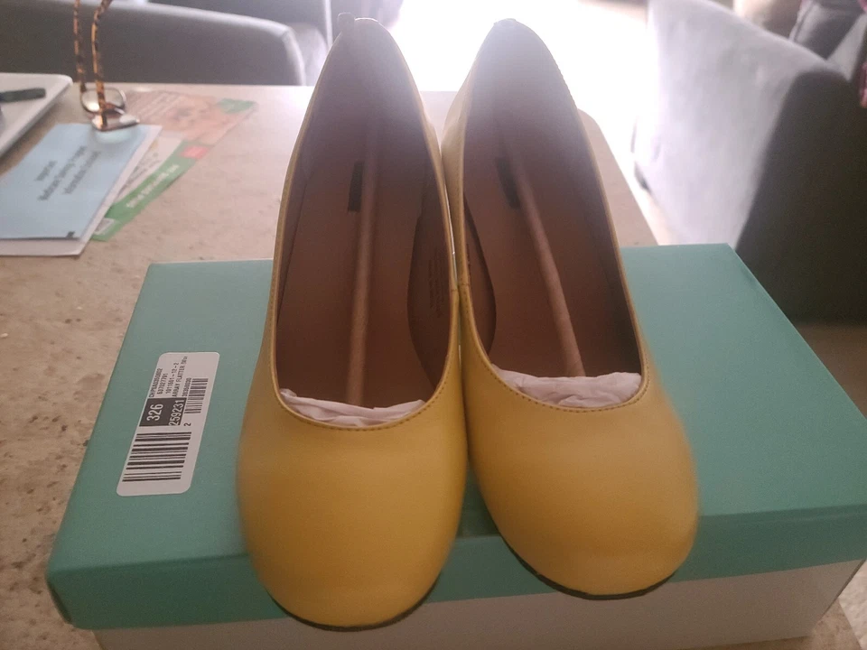 Saltos de couro amarelo Array - Imagem 3 de 4