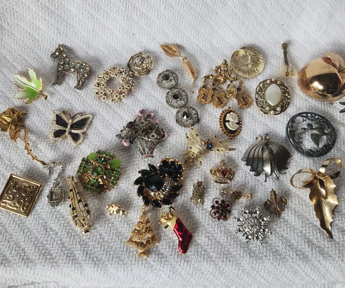 Vintage Costume Jewelry Brooch Pin Lot 34 Pieces