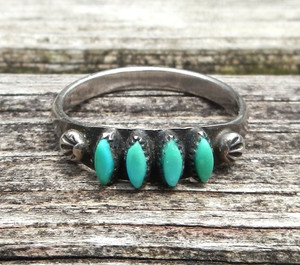 EARLY VINTAGE ZUNI TURQUOISE NEEDLEPOINT STERLING SILVER RING , Size 7.25
