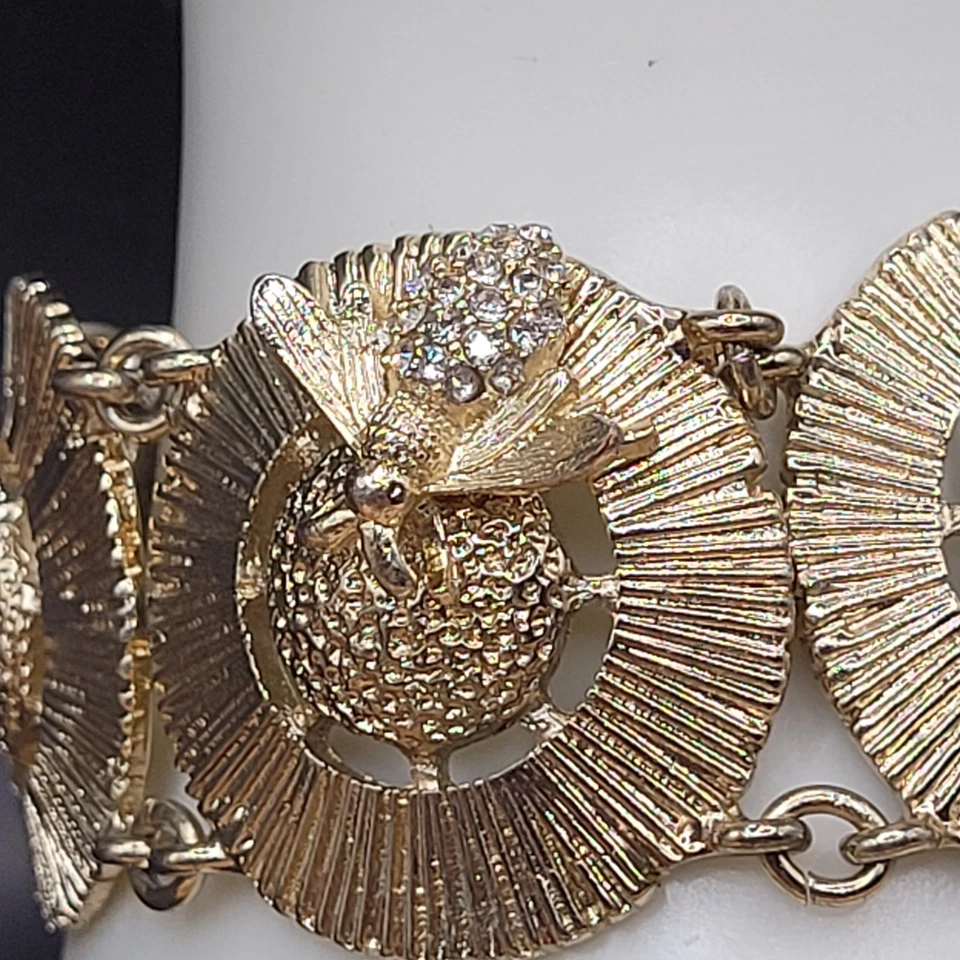 Brazalete de eslabones de disco de flores gruesas tono dorado vintage con estrás abejorro Foto 2 de 4