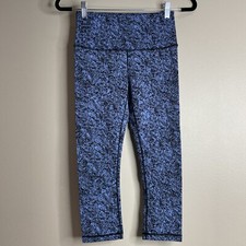 Kirkland Signature Women s Blue /Black Patterned Capri Leggings Size Small