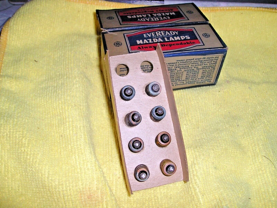 Caja de 8 bombillas miniatura Eveready Mazda #233 nuevo en stock Foto 3 de 4