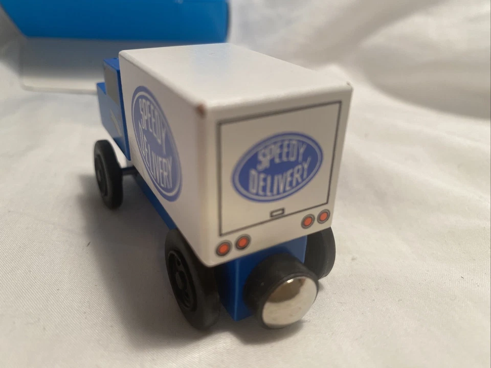 Camión de reparto rápido Mister Rogers Mr McFeely de madera compatible con tren Brio Foto 4 de 4