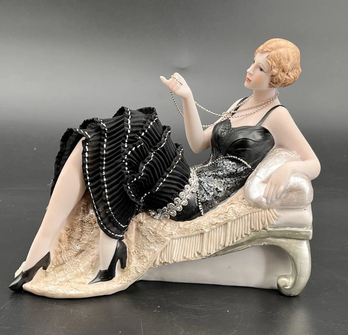 イタリア工芸品 紙人形『水瓶を持つ女性』48/300 アンティーク人形 木製台座 Victorian Woman Figurine In Occupied Japan Collectibles for sale