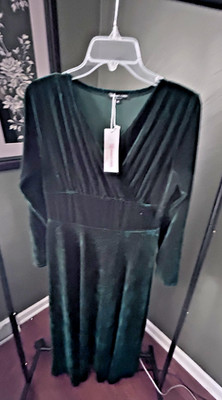 Urban Coco Green Velvet Long Sleeve V-Neck Dress Size M Holiday Party Elegant