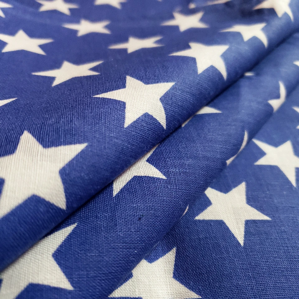 TELA DE POLIALGODÓN CON LENTEJUELAS ESTRELLA AZUL REAL UNA PULGADA ESTRELLA BLANCA 58" POR YARDA Foto 4 de 4