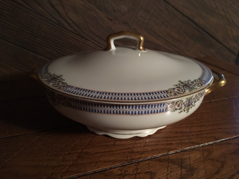 C. AHRENFELDT LIMOGES FRANCE DEPOSE PATTERN AHR101 ROUND COVERED SERVING DISH