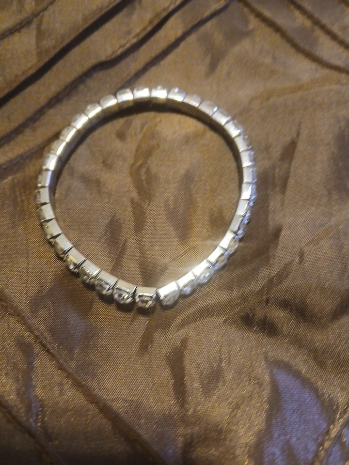 Pulsera de diamantes de imitación elásticos tono plateado, piedras de cristal transparente, aspecto clásico glamoroso Foto 2 de 2