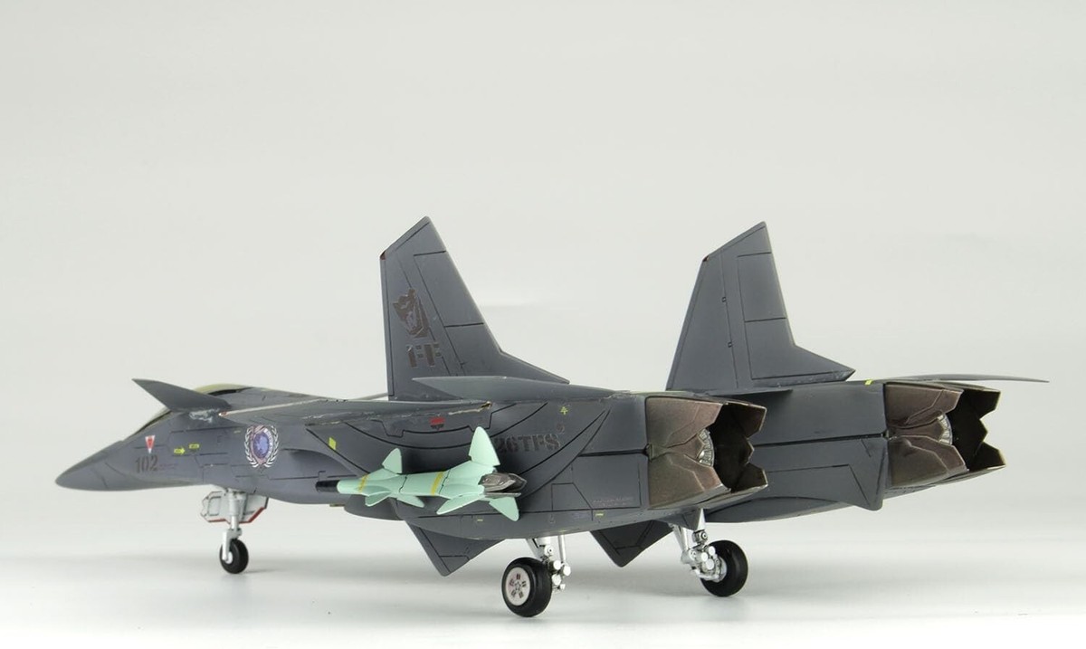 PLATZ YUKIKAZE FFR-31 SYLPHID with AAM-V/VII Missile 1/72 Multi