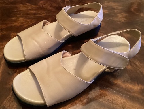 Montego Bay Club WN SZ 9 Beige COMFORT SANDALS STRAPS WEDGE HEEL Non Slip - Picture 2 of 8