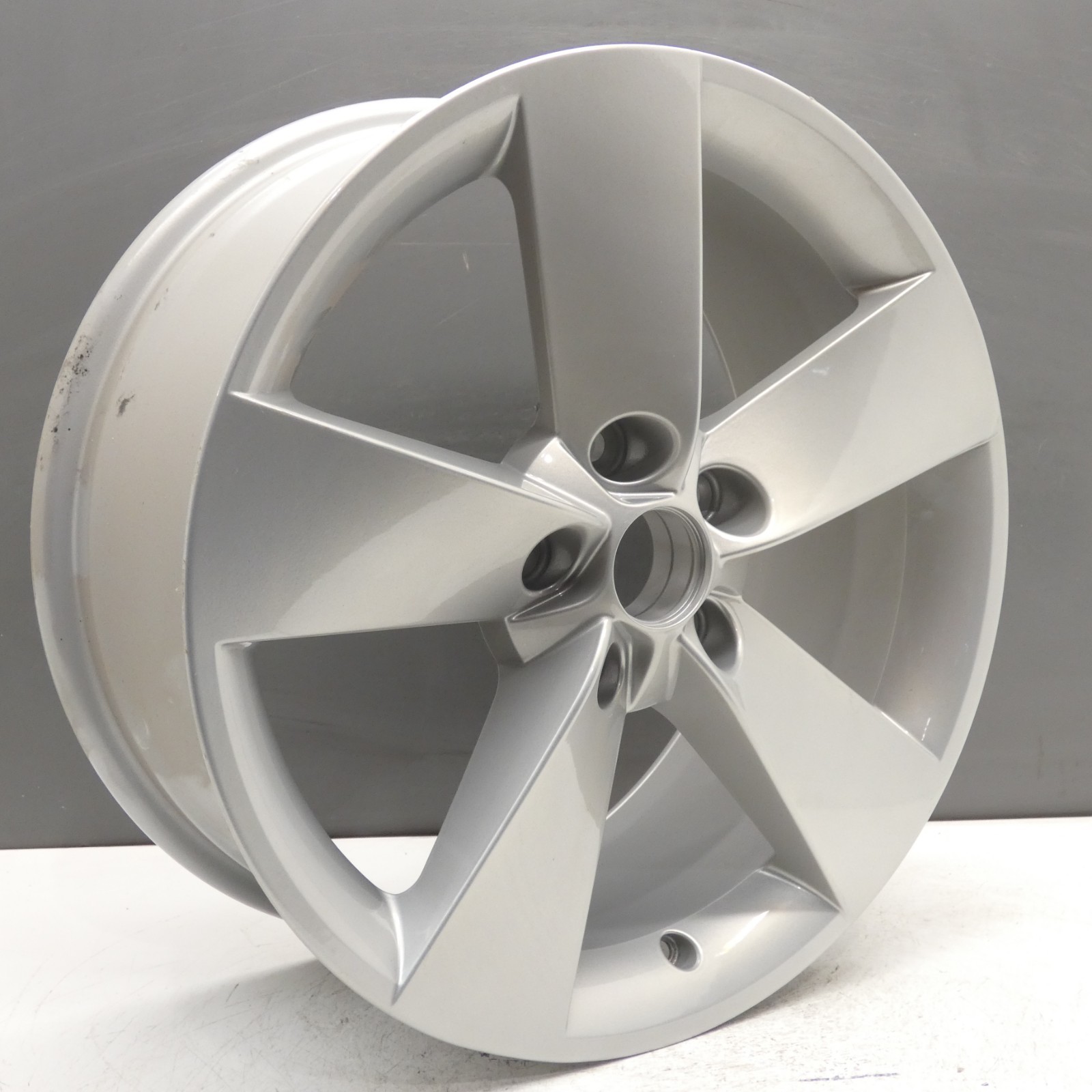 SKODA Karoq Jante Alliage 17" Argent 7J ET45 5 Trous 57A601025H X1