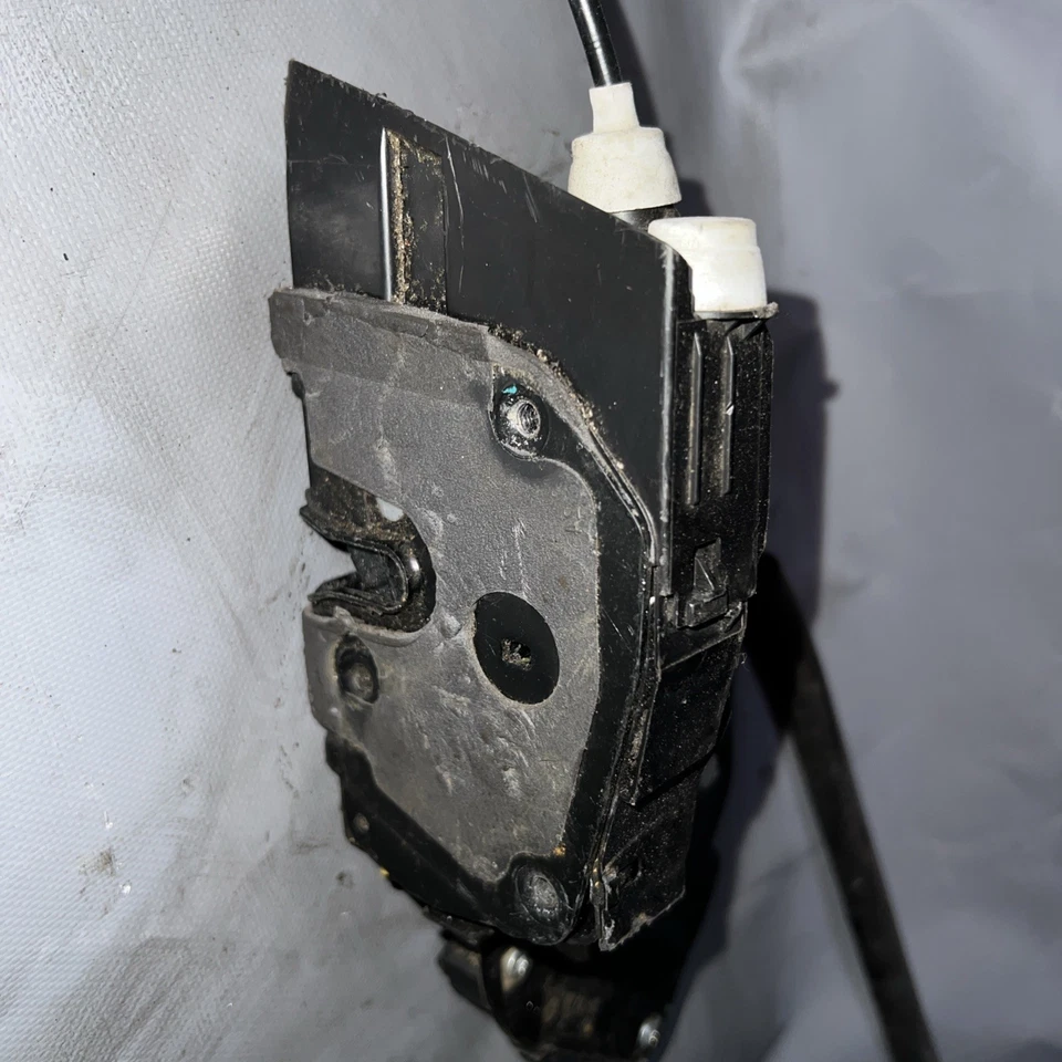 RANGE ROVER SPORT L494 13-22 OFFSIDE REAR RIGHT DOOR LOCK AND HANDLE BRACKET - Image 3 of 4
