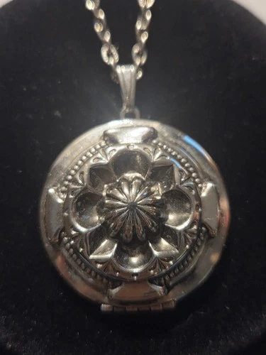Beautiful Vintage Locket, Costume Jewelry.  Silver Tone Necklace