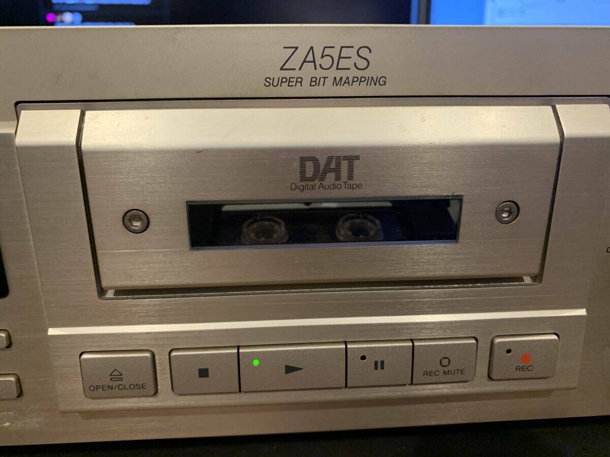 SONY DTC-ZA5ES Digital Audio Tape DAT Player Recorder Deck AC100V