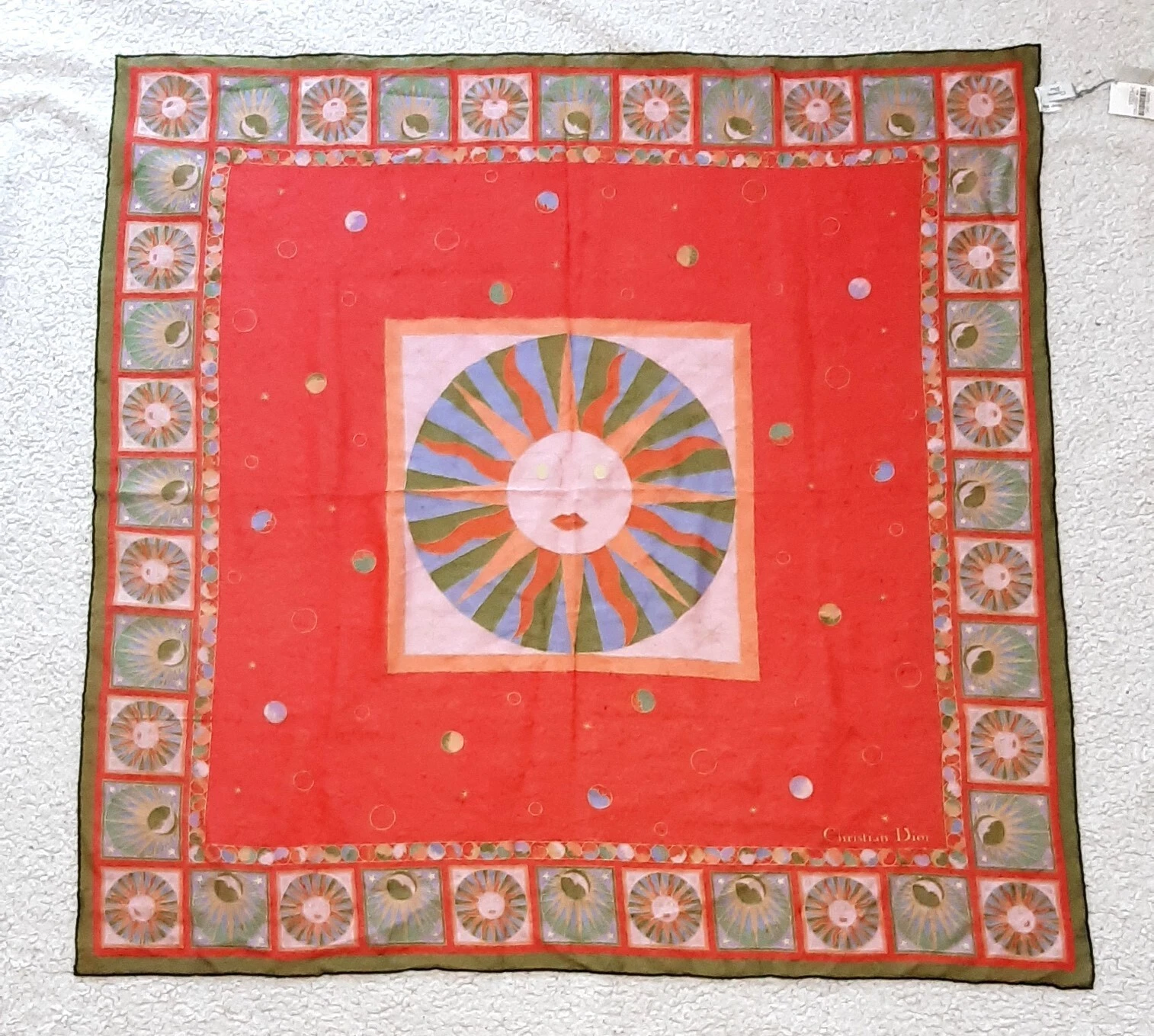 Foulard Christian Dior vintage 100% soie tissu fin rigide rouge jamais utilisé avec étiquette