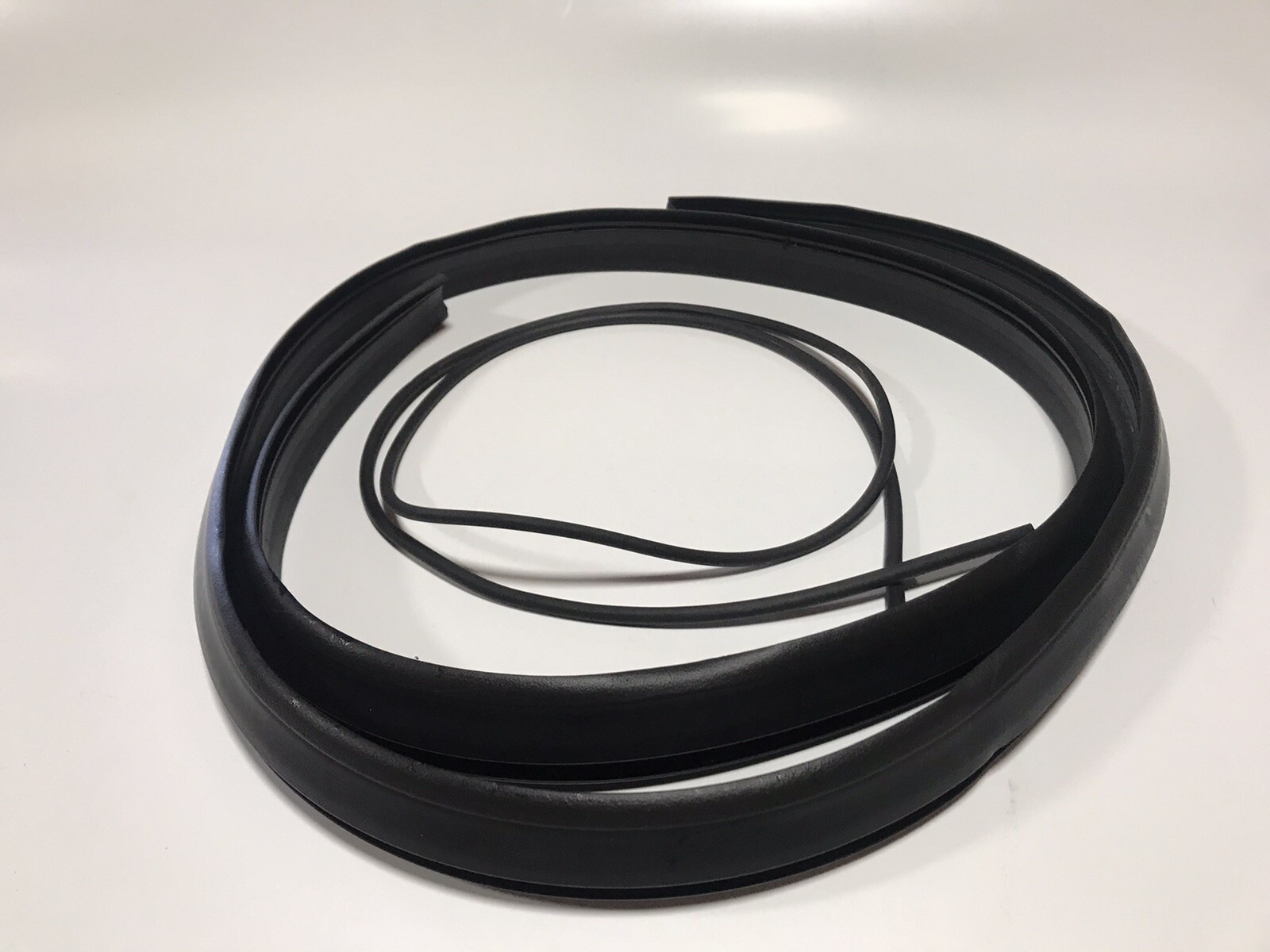 LAMBORGHINI MURCIELAGO LP640 PASSENGER DOOR RUBBER GASKET 418837744 418837630