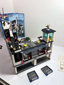 Lego City: Police:  Police Headquarters 7744 (2008) Retired. Instructions.
