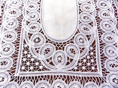 Napperon dentelle renaissance brodé main blanc chemin de table