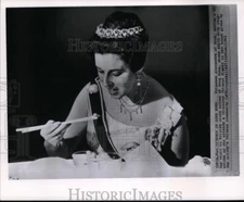 1961 Press Photo Princess Alexandra of Kent Uses Chopstick During Chinese Dinner