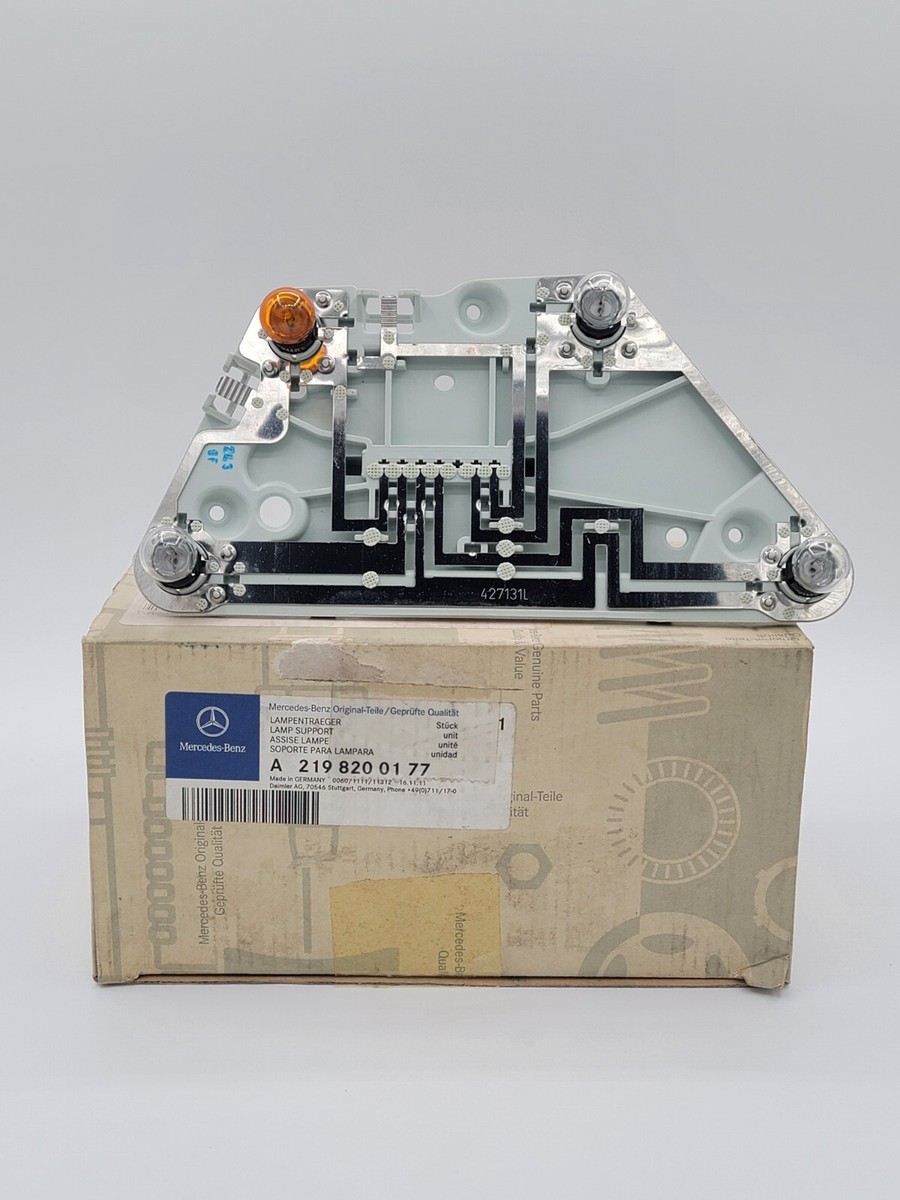 メル27009　LGRY NEW Genuine Mercedes Benz CLS C219 Rear Left Taillight Bulb Holder