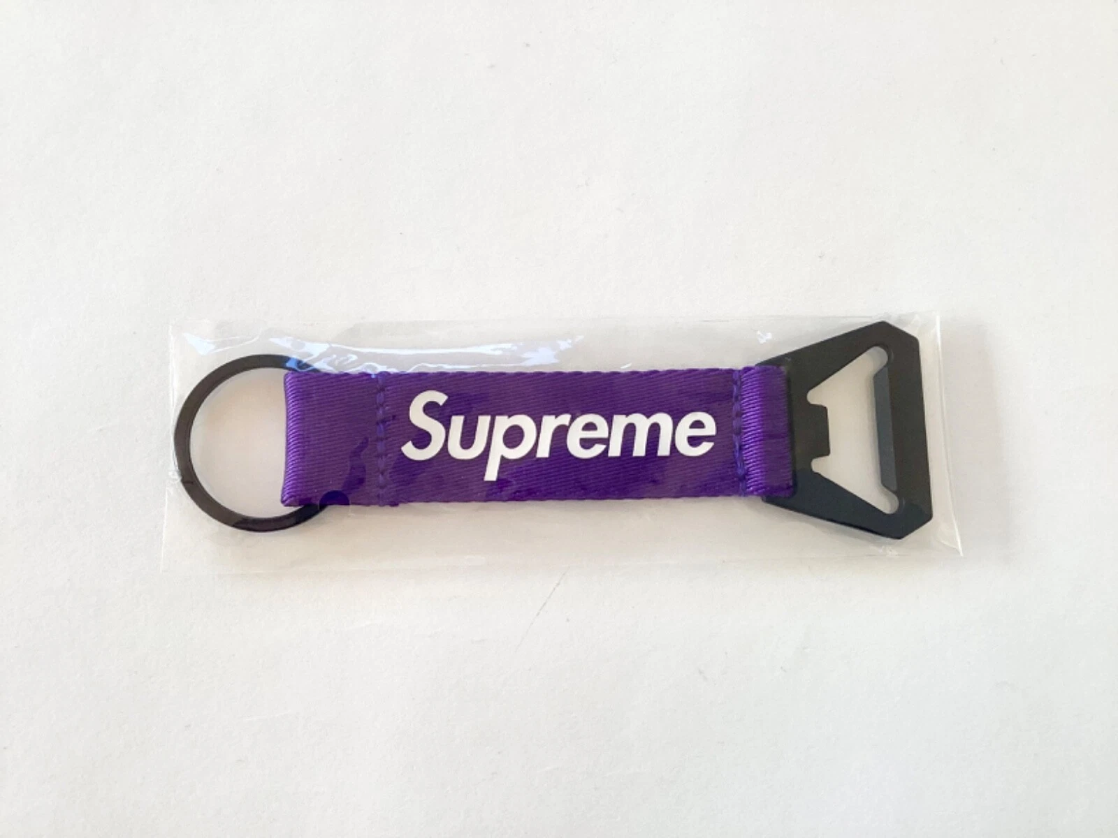 Porte clés à sangle Supreme ouvre bouteille violet