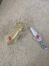 Bandai Thundercats Miecz Damski i Tarcza Pazurów Kostium Rekwizyt Zestaw Złoty Srebrny Czerwony