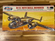 B-25 Mitchell Bomber  1:64 Plastic Model Kit Atlantis Model Sealed