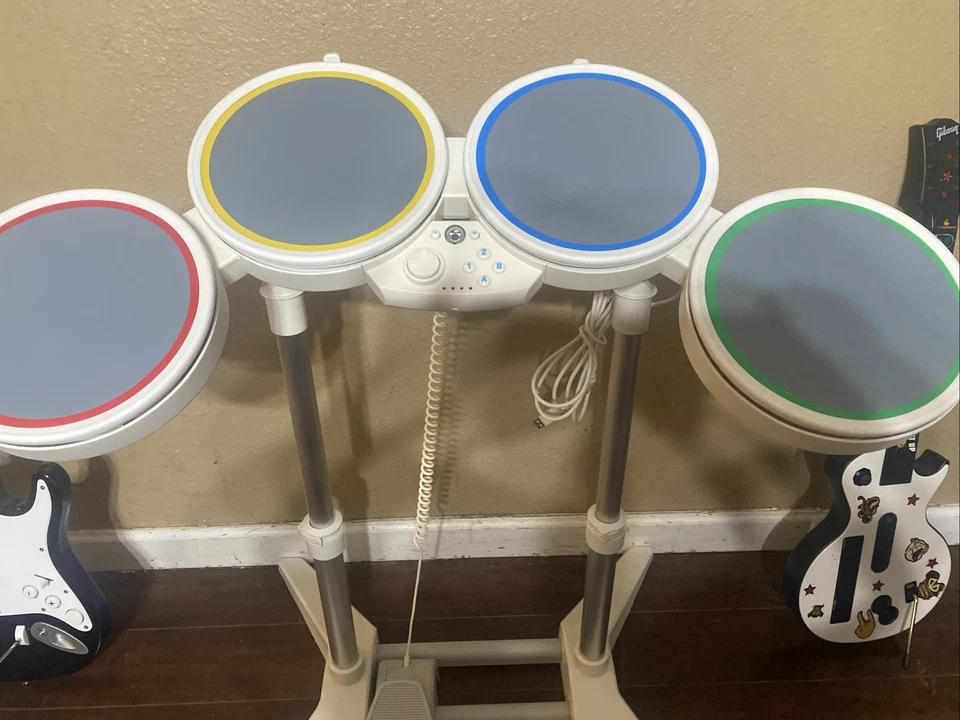 Nintendo Wii Rock Band Bundle, batería, 2 guitarras, juego. Sin dongle ni palos. Foto 3 de 4